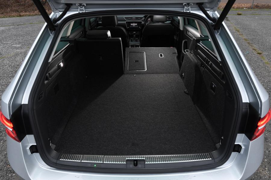 Багажник Skoda Superb iV Combi (3V) 2019 года  (UK) (фото 17 из 19)